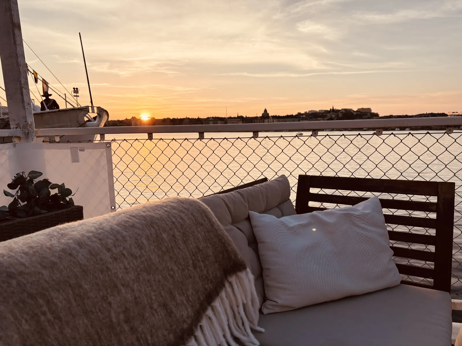 Loungen på akterdäcket i solnedgång